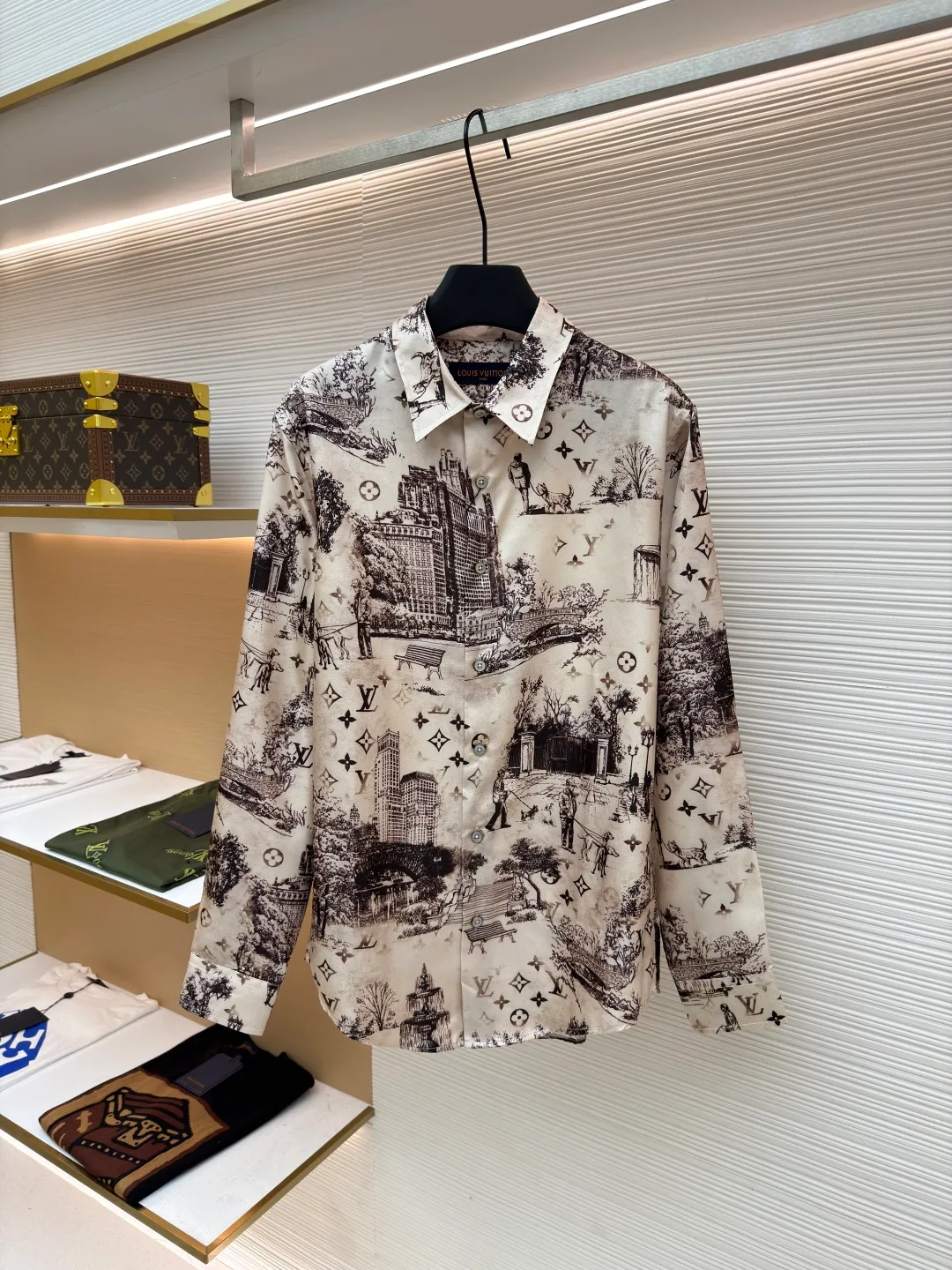 LOUIS VUITTON Mulberry silk long-sleeved shirt ●Original version: purchased and developed for 17700 ●Item number: 1680840-A75 ●Fabric: mulberry silk fabric ●Technology: jacquard production ●Version: fitted version ●Weight: about 190 grams ●Size: S-M-L-XL ●Description: The fabric is made of customized 75D interlining mulberry silk fabric, which is a natural animal protein fiber with a natural soft white gloss, smooth surface, soft and delicate feel, and is known as the "Queen of Fibers" in the fabric industry! This model depicts the entire Monogram City with delicate touches. The Walk pattern flexibly integrates Monogram elements into the urban dog-walking scene, refreshing the traditional French Jouy print while expressing the inspiration of the season. The twill mulberry silk reveals a gorgeous texture and can inject a romantic style into the elegant look. Use imported direct-injection equipment to fix the processed fabric on the direct-injection printer workbench, start the equipment, and the printer will follow the design file. The ink is directly sprayed onto the fabric through the inkjet head. The multi-color nozzle of the direct-injection printer can mix pigments to achieve rich color transitions. It can achieve high-precision, high-color saturation pattern printing, with bright, realistic colors and strong layering. It can present rich details, such as gradients, etc., and can also simulate the realistic effects of 3D and embroidery, increasing the added value of the product. . Using advanced laser cutting machines, it is a processing technology that uses high-energy-density laser beams to cut materials. It can achieve precise cutting of complex shapes. The edges cut by the laser will melt to form joint edges without trimming and hemming, which can prevent loose edges. The overall line is straight and delicate, the fabric is comfortable and soft, and the color is consistent without color difference. It can be matched with the same style to create a fashionable look, and it can be customized for various occasions. The accessories are complete and the same style for men and women!